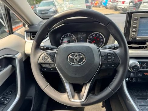 Used 2021 Toyota RAV4 XLE w/ XLE Grade Weather Package AWD/4WD image 18