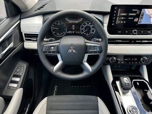 New 2026 Mitsubishi Outlander SE image 13