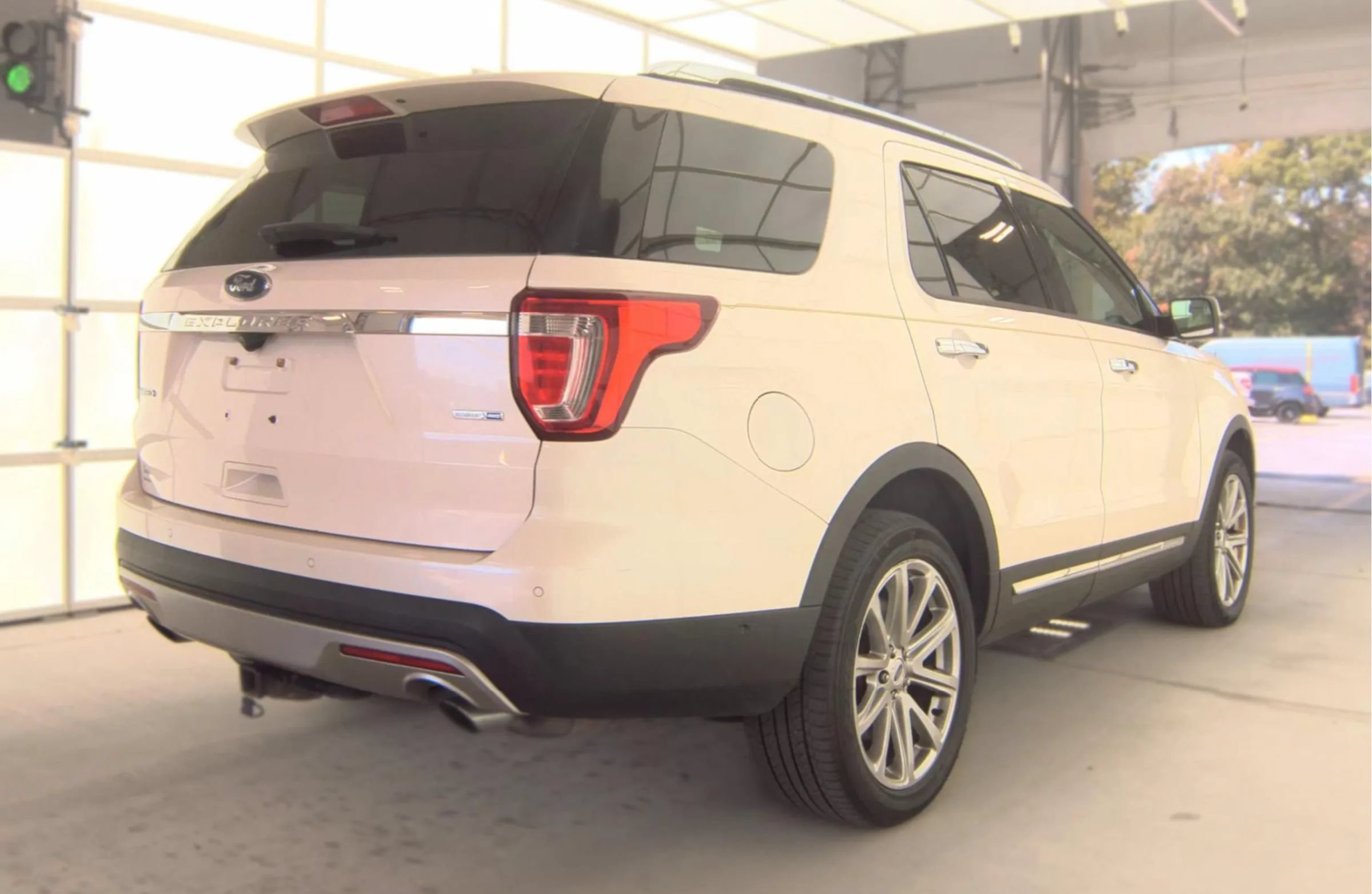 Used 2017 Ford Explorer Limited w/ Equipment Group 303A AWD/4WD image 5
