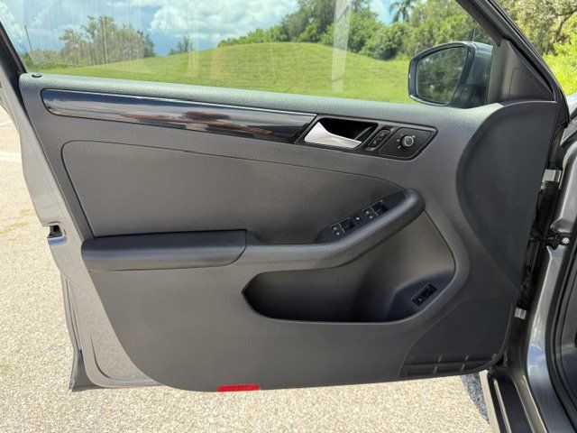Used 2017 Volkswagen Jetta SEL FWD image 10