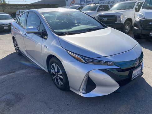 Used 2017 Toyota Prius Prime Premium w/ Preferred Accessory Package FWD image 7