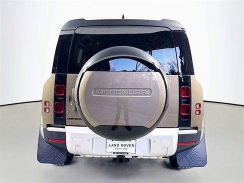 Used 2025 Land Rover Defender 110 S image 6