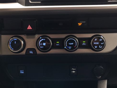 Used 2016 Toyota Tacoma SR5 image 31