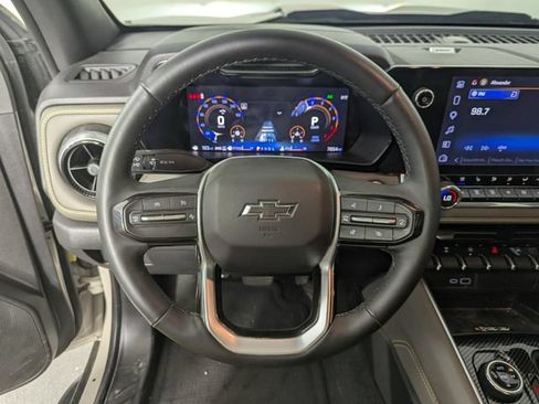 Used 2026 Chevrolet Colorado ZR2 w/ Technology Package AWD/4WD image 13