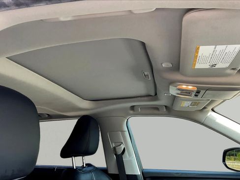 Used 2024 Toyota Highlander XLE FWD image 14