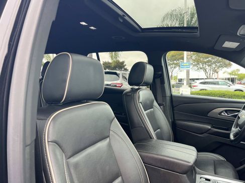 Used 2023 Chevrolet Traverse Premier FWD image 34