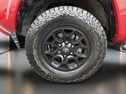 Used 2021 Toyota Tacoma SR5 AWD/4WD image 8