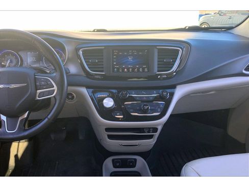 Used 2020 Chrysler Pacifica Touring-L image 6