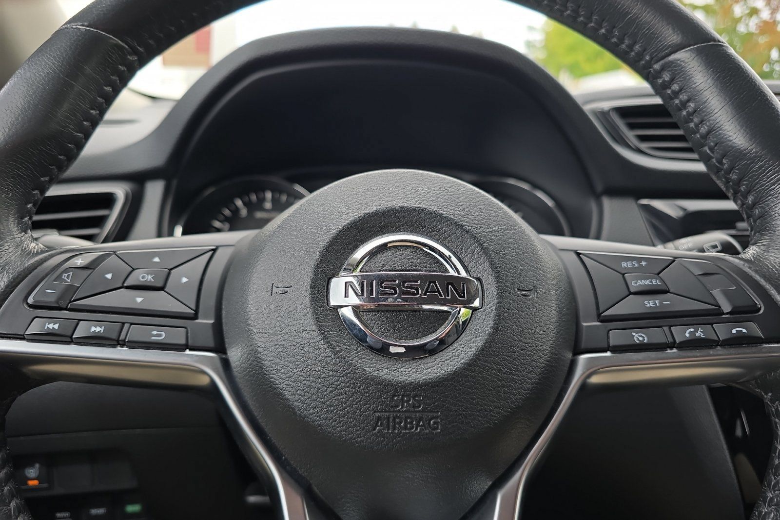 Used 2017 Nissan Rogue SV AWD/4WD image 23