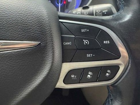 Used 2022 Chrysler Pacifica Touring-L FWD image 32
