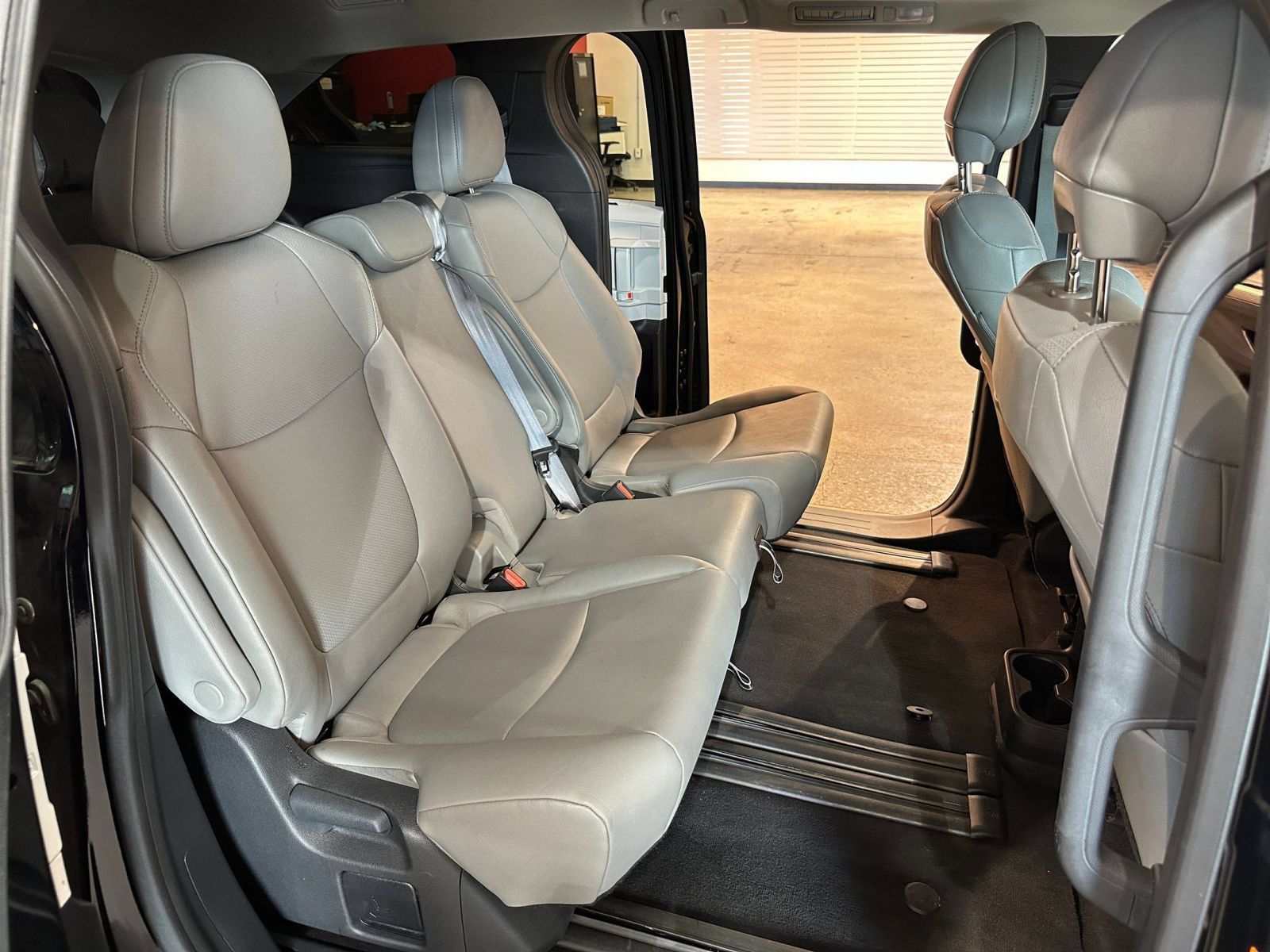Used 2025 Toyota Sienna XLE FWD image 39