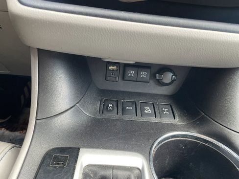 Used 2017 Toyota Highlander Plus AWD/4WD image 14