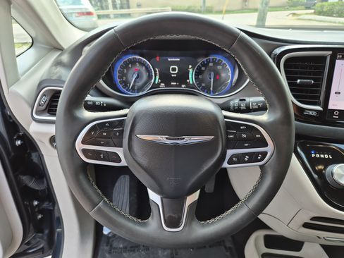 Used 2022 Chrysler Pacifica Touring-L FWD image 23