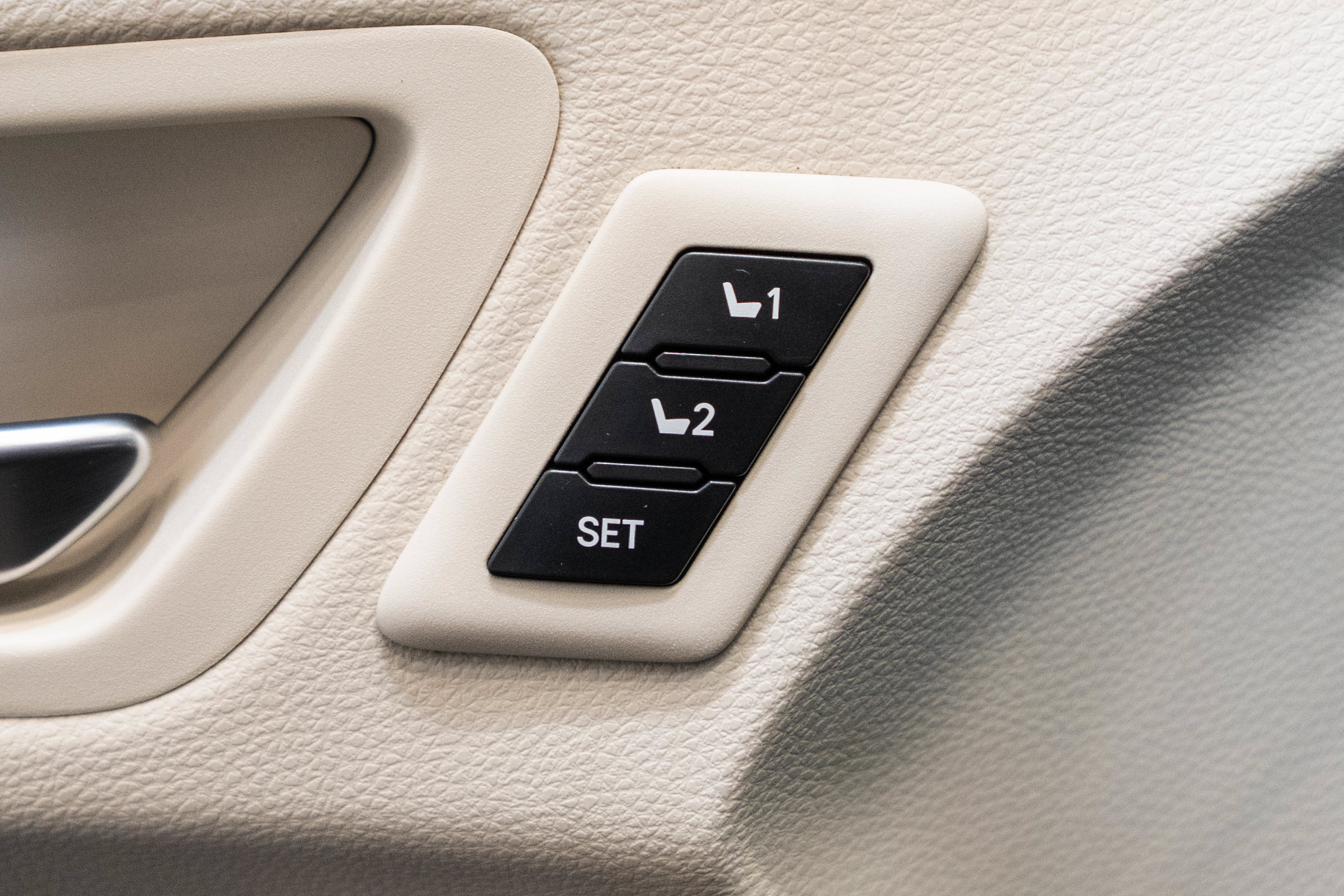 Used 2023 Toyota Sienna Platinum FWD image 21