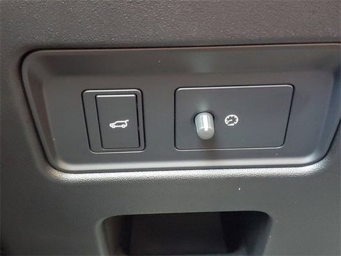 Used 2024 Land Rover Discovery Dynamic SE image 35