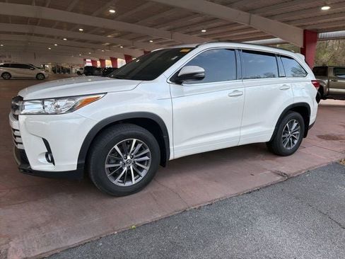 Used 2018 Toyota Highlander XLE image 2