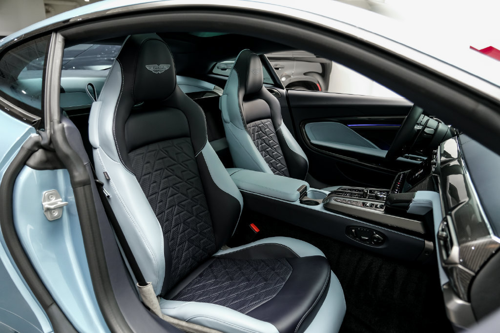 Used 2025 Aston Martin Vanquish RWD image 39