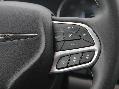Used 2024 Chrysler Pacifica Touring-L FWD image 22