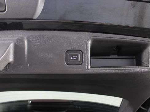 Used 2024 GMC Terrain SLE w/ Driver Convenience Package FWD image 19
