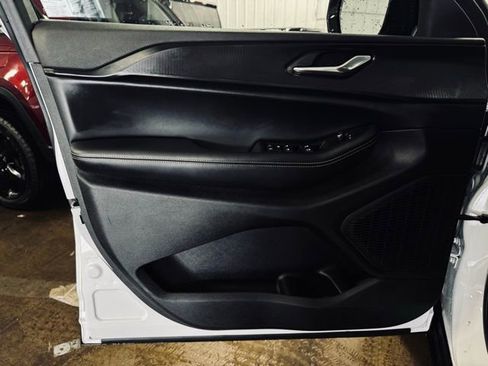 Used 2025 Jeep Grand Cherokee Altitude image 12