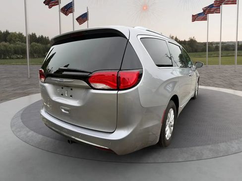 Used 2018 Chrysler Pacifica Touring-L FWD image 5