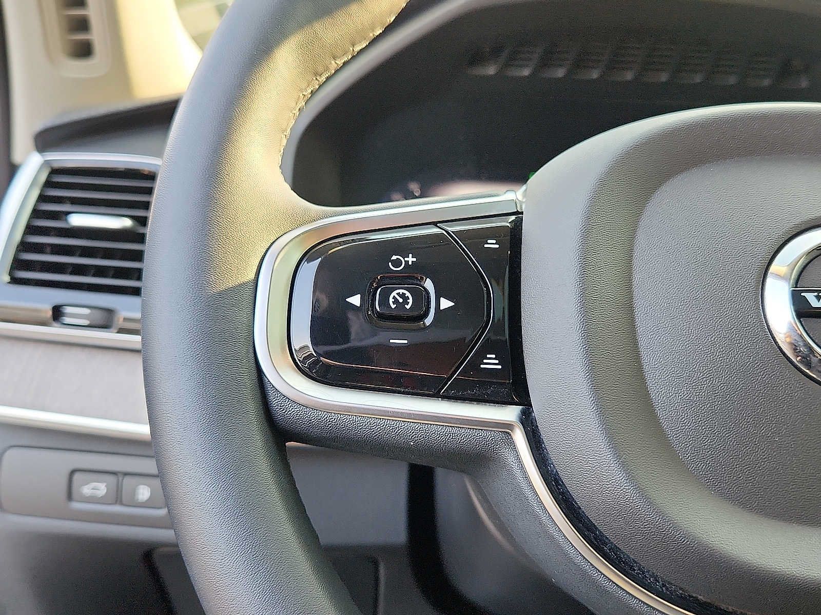Certified 2024 Volvo XC90 T8 Ultimate w/ Protection Package Premier AWD/4WD image 20