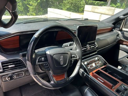 Used 2019 Lincoln Navigator Select AWD/4WD image 3