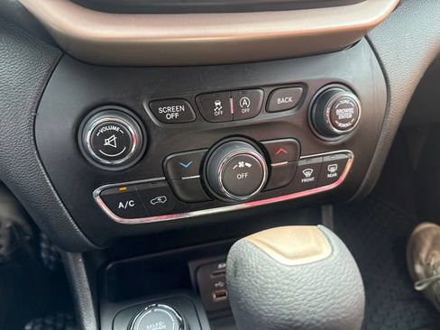 Used 2016 Jeep Cherokee Latitude w/ Cold Weather Group AWD/4WD image 29