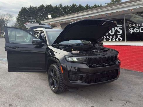 Used 2023 Jeep Grand Cherokee Altitude image 34