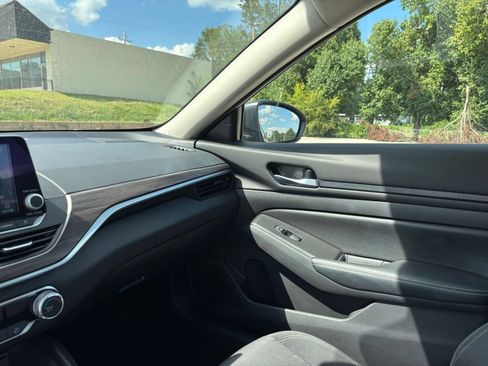 Used 2025 Nissan Altima 2.5 SV FWD image 30