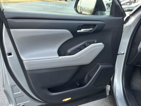 Certified 2023 Toyota Highlander XLE image 14