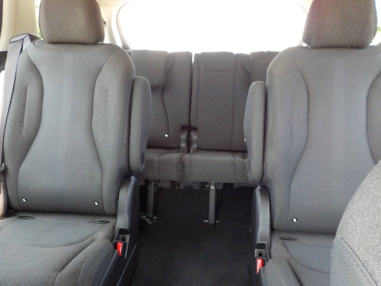 Used 2022 Kia Carnival LX FWD image 19
