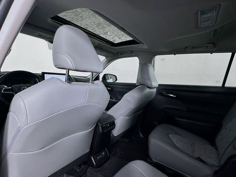 Used 2023 Toyota Highlander Bronze Edition image 19