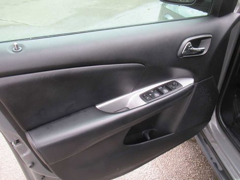 Used 2020 Dodge Journey SE w/ SE Popular Equipment Group image 15