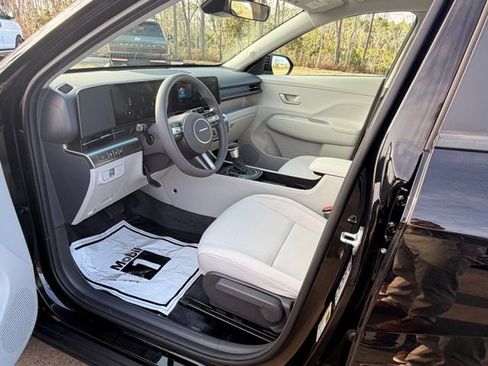 Used 2025 Hyundai Kona SE image 3