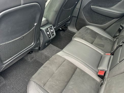 Used 2019 Volvo XC40 T4 R-Design image 4