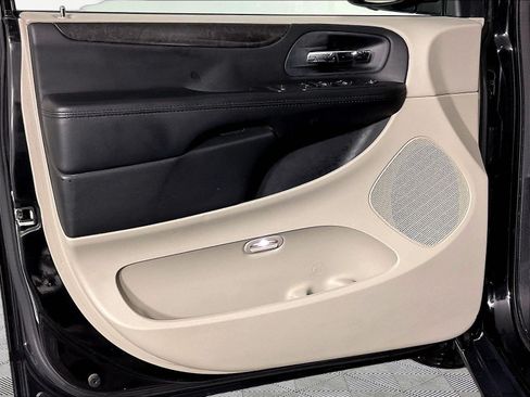 Used 2015 Dodge Grand Caravan SXT FWD image 18