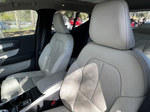 Used 2023 Volvo XC40 B5 Plus image 18