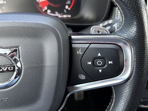 Used 2019 Volvo XC40 T4 R-Design image 22