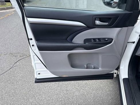 Used 2016 Toyota Highlander XLE AWD/4WD image 13