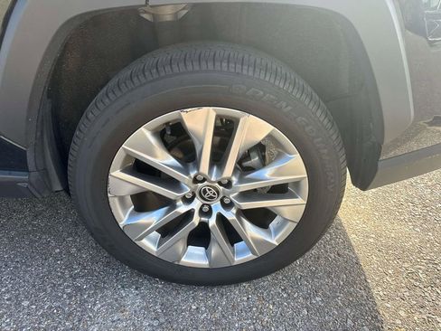 Used 2021 Toyota RAV4 XLE Premium image 4