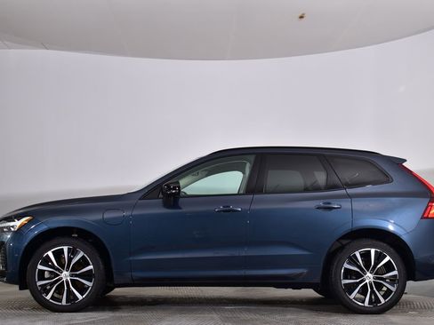 Used 2023 Volvo XC60 T8 Plus w/ Climate Package image 2