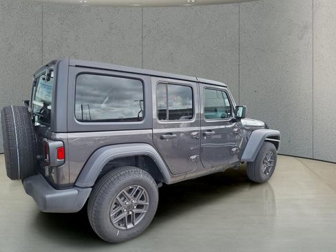 Used 2024 Jeep Wrangler Unlimited Sport AWD/4WD image 5