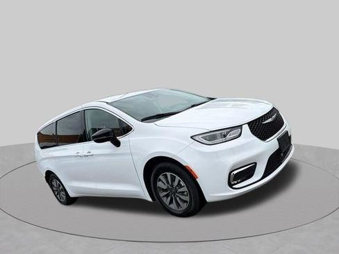 Used 2024 Chrysler Pacifica Limited FWD image 46
