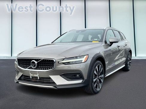 Used 2020 Volvo V60 T5 Cross Country w/ Cross Country Pro Package image 9