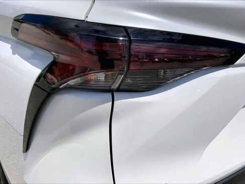 Used 2025 Toyota Sienna XLE w/ XLE Plus Package FWD image 28