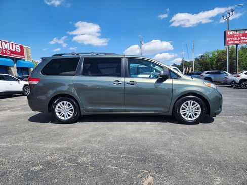 Used 2014 Toyota Sienna XLE w/ Entertainment Package FWD image 8