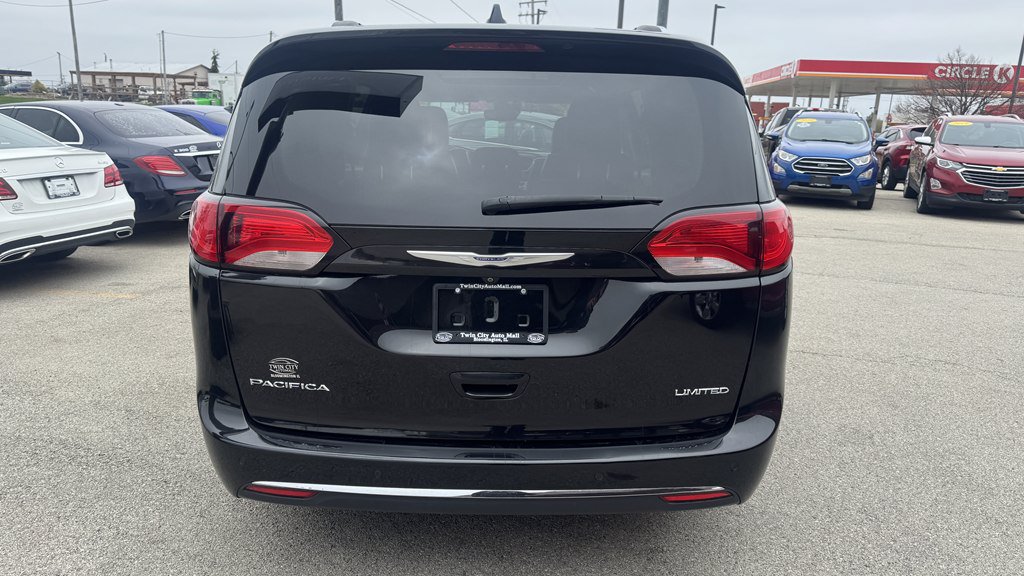 Used 2019 Chrysler Pacifica Limited w/ Tire & Wheel Group FWD image 7