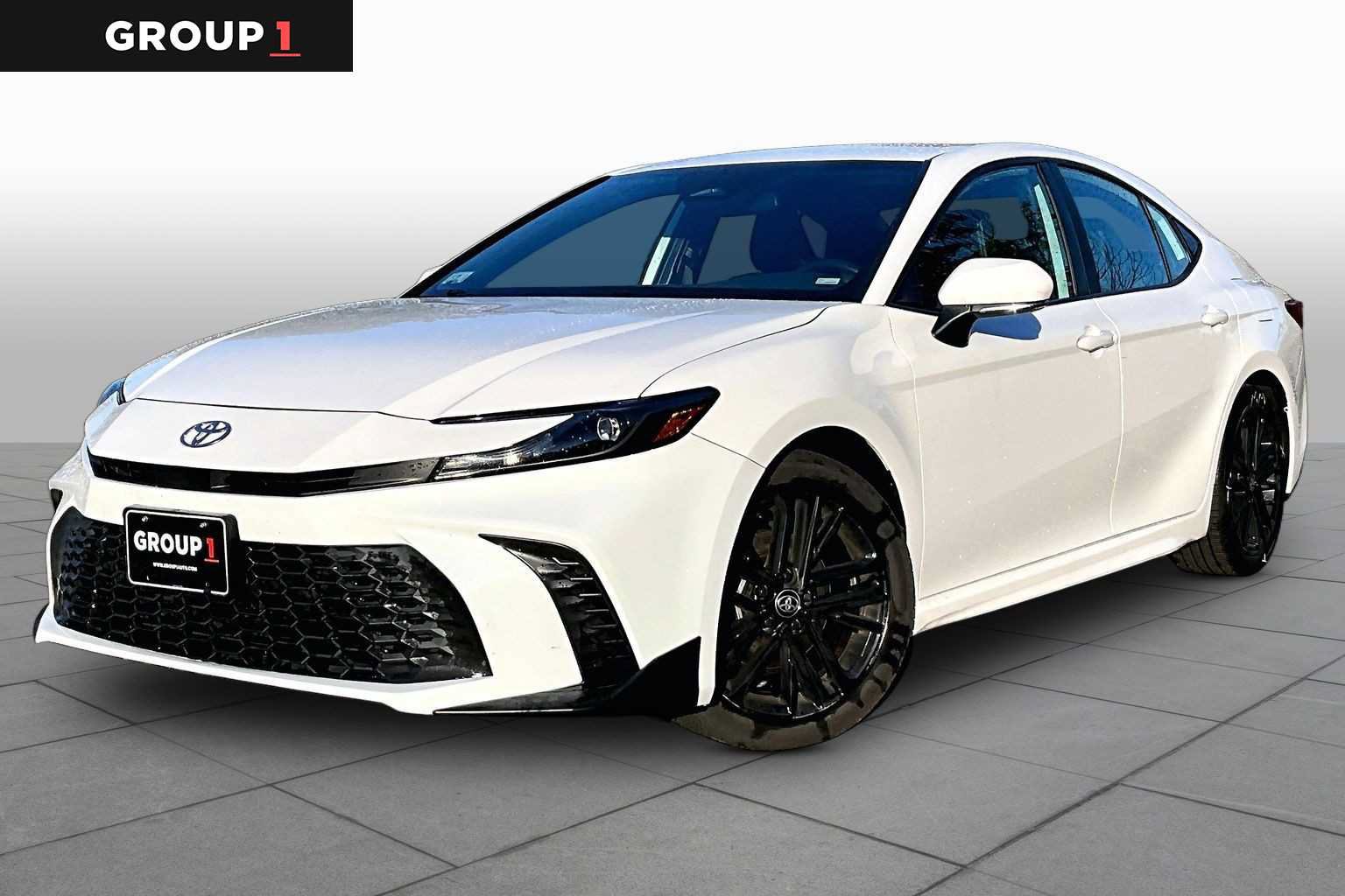 Used 2025 Toyota Camry SE FWD image 1