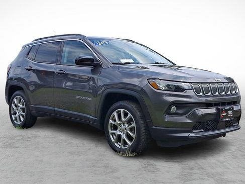 Used 2022 Jeep Compass Latitude w/ Sun and Sound Group AWD/4WD image 3